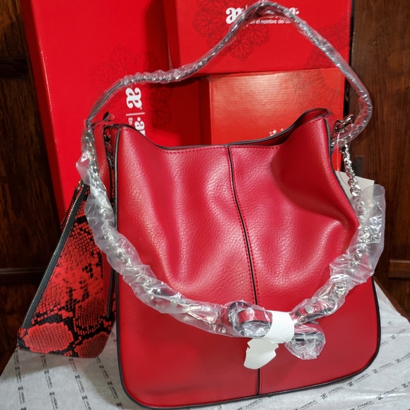 SOLD! Andrea Red Handbag New - Picture 2 of 6